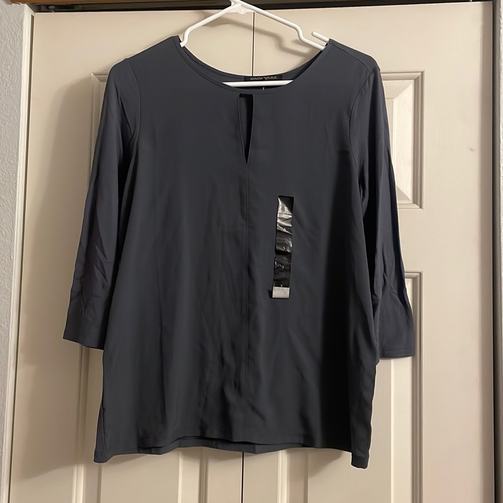 New Banana Republic 3/4” Sleeve Grey Blouse. Women’s Size S